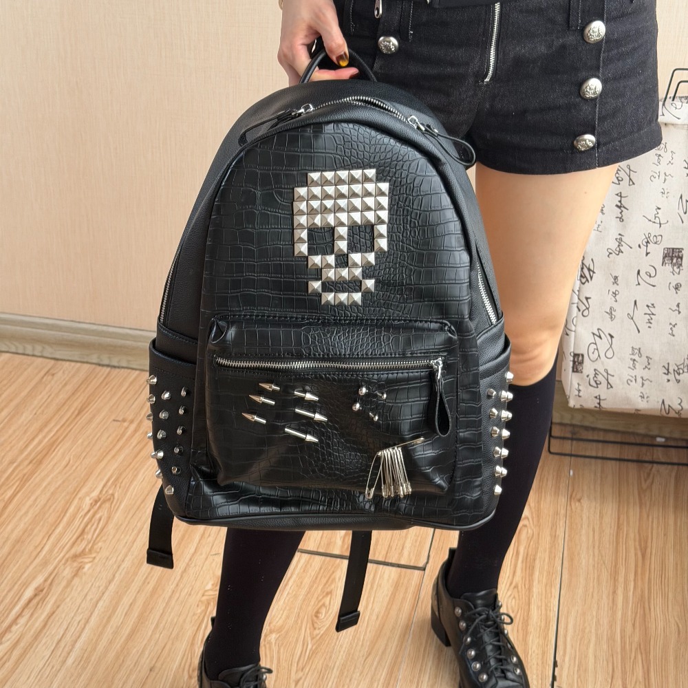 Street Fashion Hip Hop - กระเป๋าเป้สะพายหลังลายหนังจระเข้สีดำแบบดั้งเดิม ประดับหมุดรูปหัวกะโหลก แฟชั่นสตรีท สำหรับใส่คอมพิวเตอร์ เหมาะสำหรับผู้ชายและผู้หญิง